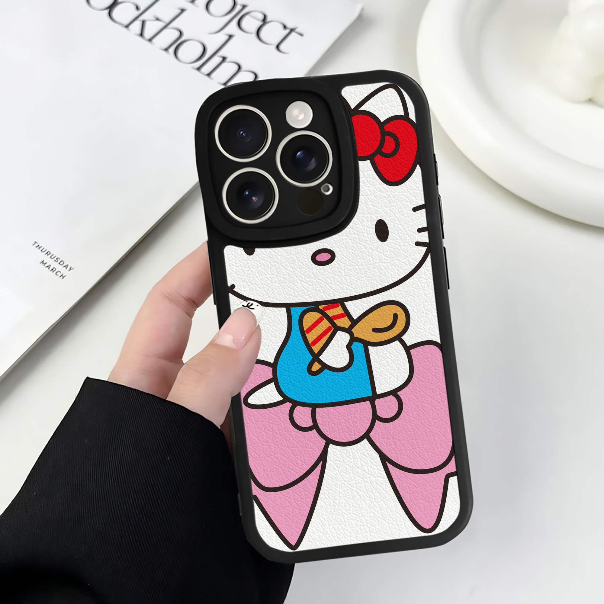 （画像用） Hello Kitty ハローキティ 【iPhone 16シリーズ対応】シリコンスマホケース（レザー調） 材質：シリコン